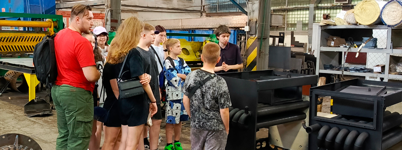 Школьники посетили завод «Ирбис» Школьная экскурсия на нашем предприятии